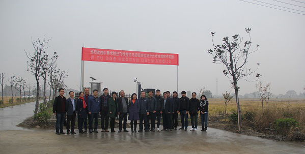 jbo竞博副总经理朱旭华（左二）为调查团一行具体介绍了水稻病虫害绿色防控设备